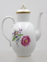 Auktion 375<br>Mokkakanne, Meissen, Schwertermarke 4x durchschliffen, Blumenbemalung, 50er Jahre, ca. H-18cm