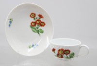 Auktion 375<br>Tasse mit U.T., Meissen Schwertermarke, Knaufzeit, florale Bemalung,  je 2 Schleifstriche, Tasse H-4,6cm