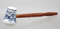 Auktion 375<br>Fleischklopfer, um 1900, Zwiebelmuster, Holz lose, ca. L-31cm