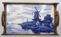 Auktion 375<br>dekoratives Holztablett, blau-wei&szlig;er Keramikfliese im Delfter-Blau-Stil, wohl 30er Jahre, ca. 44 x 26cm