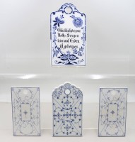 Auktion 375<br>4x div. &auml;ltere Fr&uuml;hst&uuml;cksbretter, 3x Strohblume und 1x Zwiebelmuster mit christ. Spruch, ca. 26,5 x 15cm und  20 x 11cm
