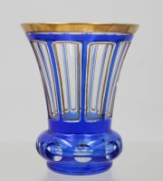 Auktion 375<br>Fu&szlig;becher mit kobaltblauem &Uuml;berfang und Goldverzierung, ca. H-12cm