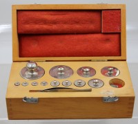 Auktion 375<br>Gewichtssatz, wohl komplett, Feinmechanikhersteller Meopta aus Prag, Kasten ca. H-8,5cm B-21cm T-11cm