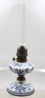 Auktion 375<br>Petroleum-Lampe um 1900, Porzellankorpus, Zwiebelmuster, Meissen ?, ca.H-50cm