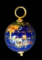 Auktion 375<br>Anh&auml;nger &bdquo;Globus&ldquo;  als Anh&auml;nger aus 18-kar&auml;tigem Gold-750-, 20 mm. Nat&uuml;rlicher Lapislazuli, emailliert, Namen, Kontinente, Meridiane, H-kpl. ca. 3,5 cm, D-2 cm, 7 gr.