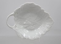 Auktion 375<br>Blattschale, F&uuml;rstenberg, Wei&szlig;porzellan, 2x kl. Chips, ca. H-4cm, 22 x 17cm