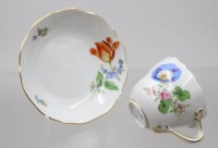 Auktion 375<br>Mokkatasse mit U.T., Meissen, Schwertermarke,, Blumenbemalung, ca. H-5cm
