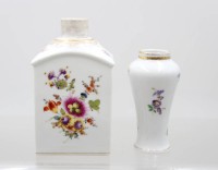 Auktion 375<br>Teedose und kl. Vase, Stadt Meissen,  Blumenbemalungen, Teedose ohne Deckel, ca. H-14 u. 10,5cm
