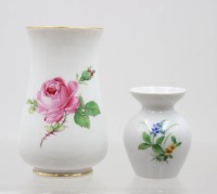 Auktion 375<br>2x kl. Vasen, Meissen, Schwertermarke, Blumenbemalungen, je 1. Wahl, ca. H-10 u. 6cm