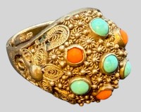 Auktion 375<br>vintage chinesischen Filigran-Statement-Ring aus Silber, T&uuml;rkis-und Korallenbesatz, offene Ringschiene5,97 gr