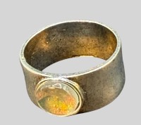 Auktion 375<br>breiter Silberring mit irisierenden Stein, RG 58, 5,05 gr.