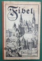 Auktion 375<br>historische Fibel mit dem Titel &bdquo;Fibel von Schulrat J. Mundt in J&uuml;lich&ldquo; um ca. 1914, Einband angeschmutzt, innen gut, jede Seite illustriert, 24x16 cm