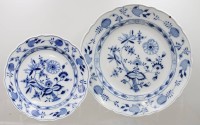 Auktion 375<br>gr. runde Platte u. Teller, Stadt Meissen, Zwiebelmuster, ca. D-33cm u. 24,5cm