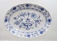 Auktion 375<br>ovale Platte, Meissen, Schwertermarke, Zwiebelmuster, 4 Schleifstriche, ca. 37 x 27cm