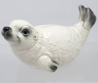 Auktion 375 / Los 9017 <br>Goebel-Spardose, Robbe, Unterglasurfarben, Schhl&uuml;ssel fehlt, ca. L-21cm H-10,5cm