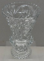 Auktion 375<br>Kristallvase mit Schleuderstern auf Stand, H-22 cm, D-13,5 cm