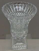 Auktion 375<br>Kristallvase mit geometr. Dekor, auf Stand, H-22 cm, D-13,5 cm