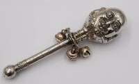 Auktion 375<br>Viktorianische, versilberte Kinderrassel in Form von Humpty Dumpty mit drei Gl&ouml;ckchen, L-15cm