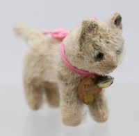Auktion 375 / Los 12006 <br>Steiff-Katze &bdquo;Tabby&ldquo;, Knopf und Schild, &auml;lter, bespielte Erhaltung, ca. H-7cm