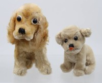 Auktion 375<br>2x Hundefiguren, wohl Steiff, ohne Ident., ca. H-19cm u. 13cm