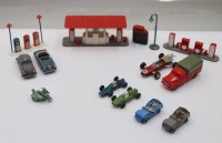 Auktion 375<br>Konvolut kl. Modellautos, u.a. Wiking und Schuco, Lego-Tabkstelle, &auml;lter, ca. H-5cm B-9,5cm