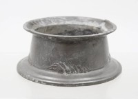 Auktion 375<br>wohl Flaschenhalter, Kayser-Zinn, Nr. 4704, Altersspuren, Boden mit Monogramm, ca. H-6,2cm D-10 (15)cm