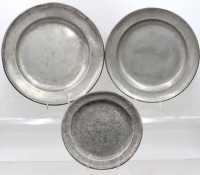 Auktion 375<br>3x div. Zinn-Teller, 1x datiert 1836 und Namensgravur, ca. D-21 bis 30,5cm
