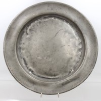 Auktion 375<br>gr. Zinnplatte, monogrammiert und datiert "A.S. 1746", Altersspuren, D-36,5cm