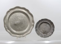 Auktion 375 / Los 15020 <br>2x Zinnteller, 1x monogrammiert und datiert "J.M. 1778", ca. D-14,5cm und D-24cm