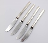 Auktion 375<br>4x  Dessertmesser, 800er Silbergriffe, Klingen mit Gebrauchsspuren
