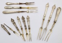 Auktion 375<br>Konvolut antiker Vorlegegabeln, Silbergriffe, teilweise Alters-u. Gebrauchsspuren, ca. L-21cm