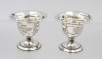 Auktion 375<br>Paar kl. Fussschalen. Silber gepr., gef&uuml;llt, zus. ca. 115,4gr., Gebrauchsspuren