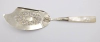 Auktion 375<br>antiker, reich verzierten Kuchenheber, Silber gepr., Perlmutt-Stiel, Ziermonogramm, Altersspuren (Knickstelle), ca. L-30cm