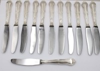 Auktion 375 / Los 11039 <br>12x Speise-Messer, Christian F. Heise, D&auml;nemark 1959, Silbergriffe, 3x Ziermonogramm, L-21,5cm
