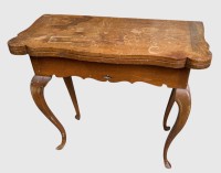 Auktion 375<br>sp&auml;tbarocker Spieltisch um 1780, im Holz gut erhalten, Gebrauchsspuren, H-73 cm, B-79 cm, T-38 cm, ausgeklappt 79x76 cm