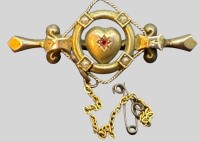 Auktion 375<br>Biedermeier Goldbrosche  9 CT (-375-) mir Rubin, 4 Saatperlchen, lange Sicherheitskette, 3,23 gr.