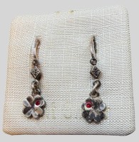 Auktion 375<br>Paar Silber-800- Ohrh&auml;nger mit kl. Rubinen, neu auf Display