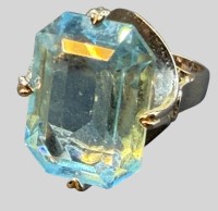 Auktion 375<br>Silberring mit gr., hellblauen Stein, ungedeuteten  Punzen, RG 50, 6 gr