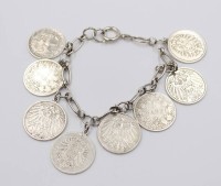 Auktion 375<br>antikes Silber-M&uuml;nzarmband, mit 8 je 1 Mark M&uuml;nzen, Deutsches Reich,  ab 1875, zus. 51,9gr., 19cm