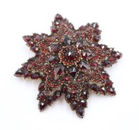 Auktion 375<br>Brosche, Granatstern, Silber gepr., gute Erhaltung, ca. D-4,5cm