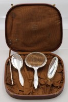 Auktion 375<br>Frisierset in Kasten, 800er Silber, Spiegel lose, Ziermonogramm MVP, Spiegel L-25,5cm