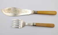 Auktion 375<br>Fisch-Vorlegebesteck, &auml;lter, versilbert,  nicht zusammengeh&ouml;rig, ca. L-28,5cm