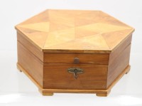 Auktion 375 / Los 15025 <br>sechseckige Holzschatulle, integrierter Spiegel im Deckel und einer praktischen Facheinteilung, ca. H-10cm D-24cm