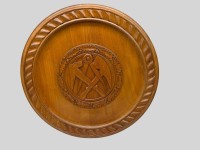 Auktion 375<br>Holzteller mit Innungs-Wappen der Dachdecker, D-37 cm, verso mit Widmung, dat. 1950