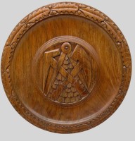 Auktion 375<br>Holzteller mit Innungs-Wappen der Dachdecker, D-34 cm, verso mit Widmung, dat. 1958