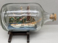 Auktion 375<br>Flaschenschiff in grosser 5 Liter Flasche, L-31 cm, "Gorch Fock" vor Diorama mit Leuchtturm