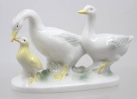 Auktion 375<br>G&auml;nsegruppe, Gr&auml;fenthal, bemalt, ca. H-9,5cm, B- 15,5cm