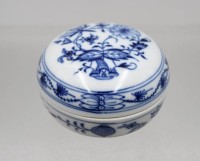 Auktion 375<br>runde Deckeldose, Meissen, Schwertermarke, Zwiebelmuster, 1. Wahl, H-5cm D-7,5cm