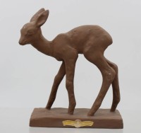 Auktion 375<br>Rehkitz im Art-D&eacute;co-Stil,  Entw. Else Bach f&uuml;r die Karlsruher Majolika (Staatliche Majolika-Manufaktur Karlsruhe), ca. H-20cm