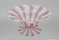 Auktion 375<br>Muranoglas- Fu&szlig;schale, rose und wei&szlig;e Spiral-Einschmelzungen, ca. H-8,2cm D-16cm